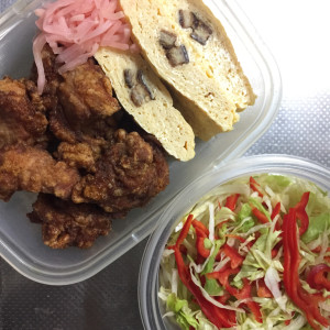 唐揚げ 出汁巻 サラダ