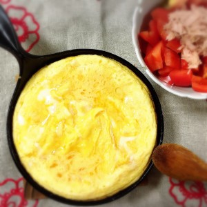 チーズオムレツとツナトマト