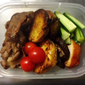 茶色いお弁当 トマトでごまかす 