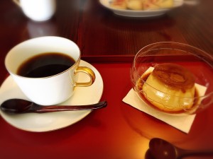 珈琲とプリン 奥の白イチジクもいただきました♡